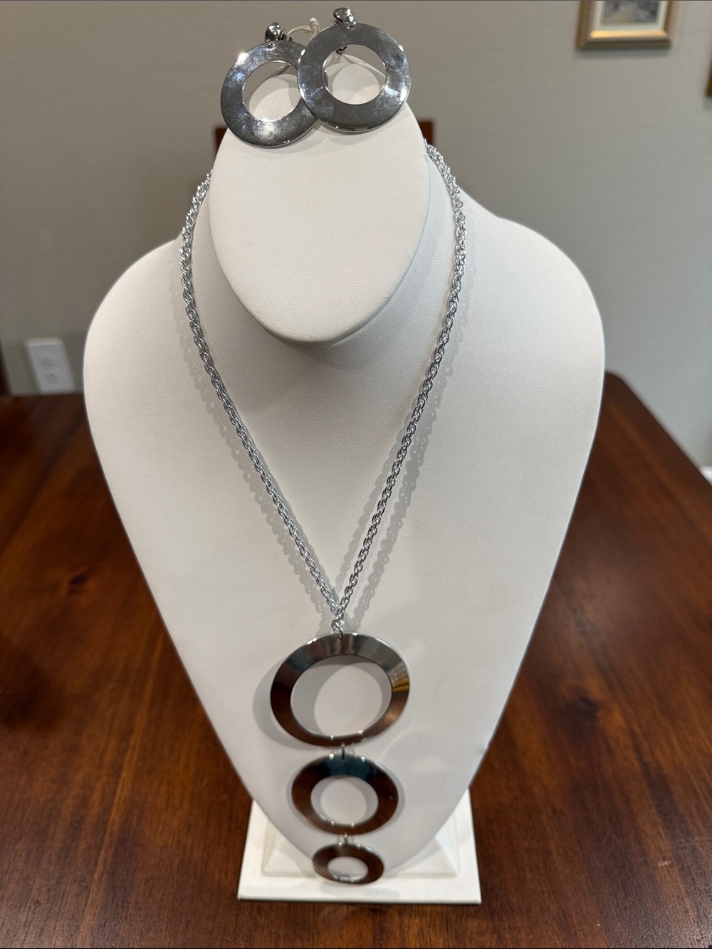 Sarah Coventry Silver Tone Triple Circle Pendant Necklace with Clip on Earrings